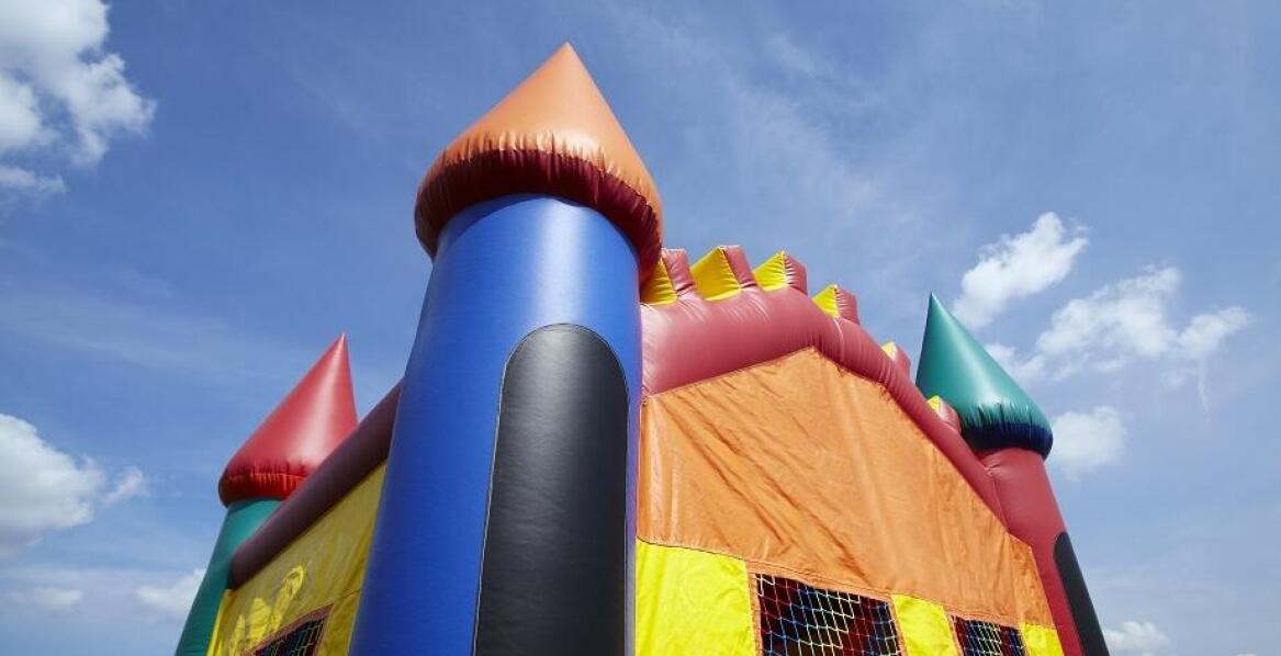 Dmuchane zamki a warunki atmosferyczne – jak zapewnić trwałość?