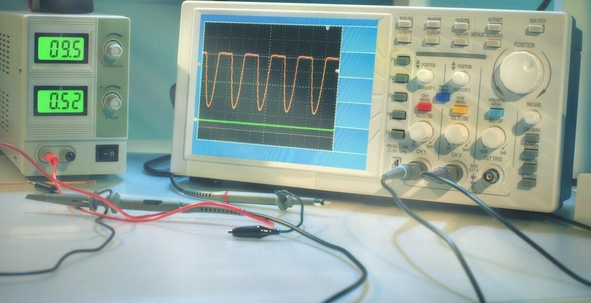 Jak diagnostyka komputerowa samochodów wspiera serwisowanie układów ABS i ESP?