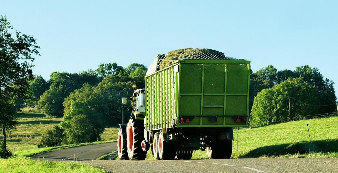 Jak przyczepy wielofunkcyjne wpływają na organizację pracy w gospodarstwie?