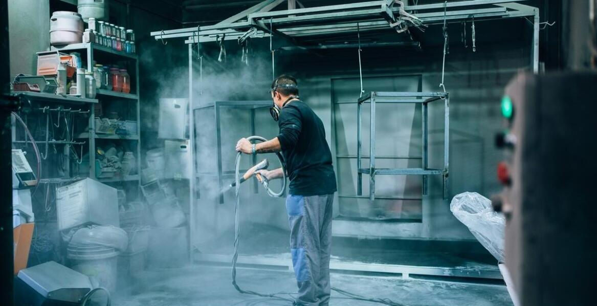 Porównanie tradycyjnych metod malowania z malowaniem proszkowym ogrodzeń