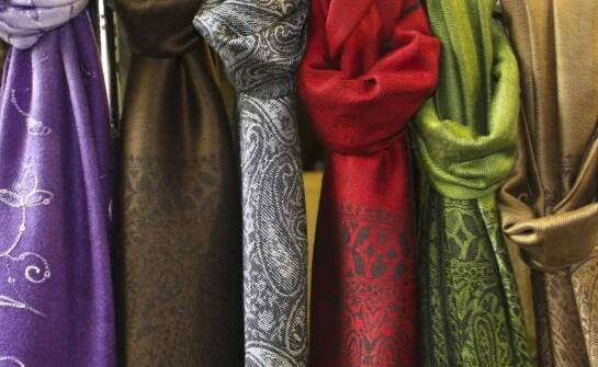 Wybór szalików damskich z wełny naturalnej – co warto wiedzieć?