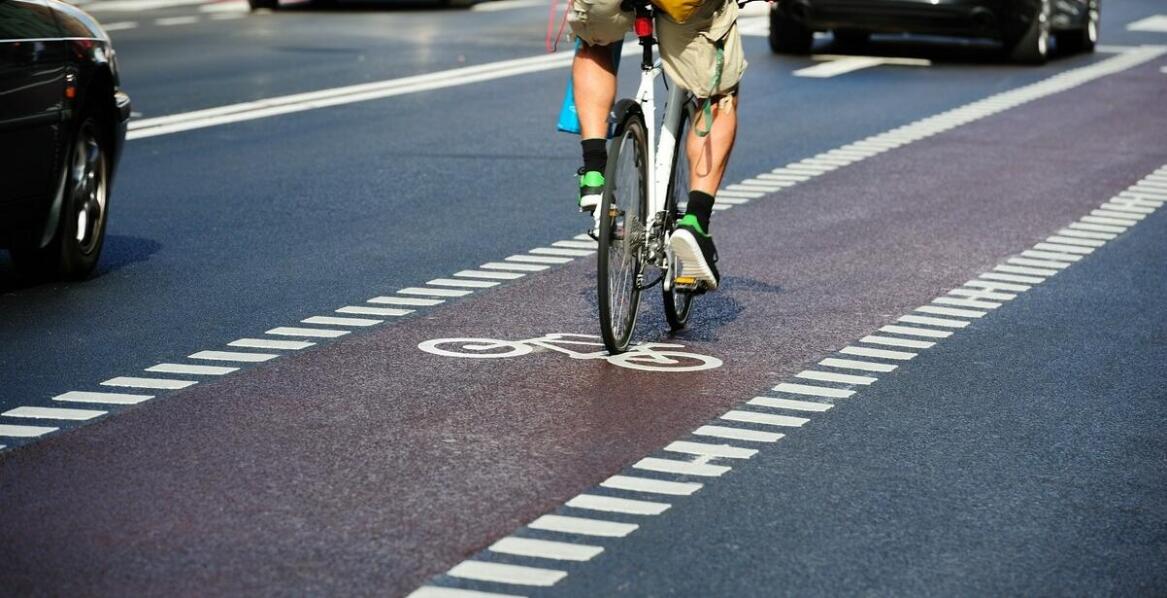 Rowerowy niezbędnik – co warto zabrać na długą trasę?