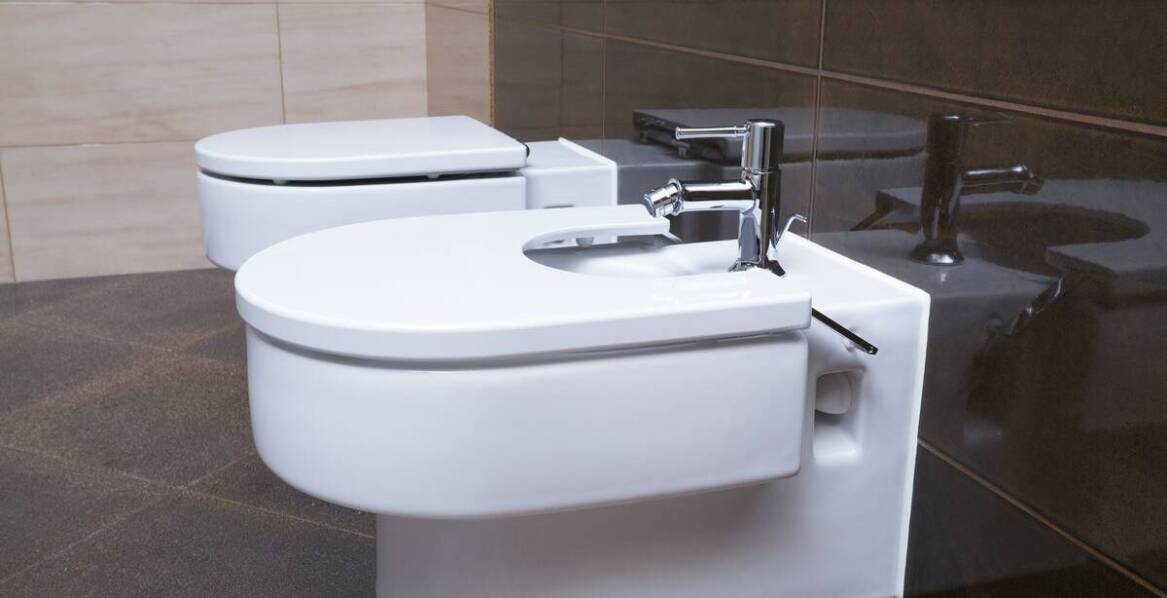 Dlaczego warto wybrać deskę WC z funkcją bidetu do małej łazienki?