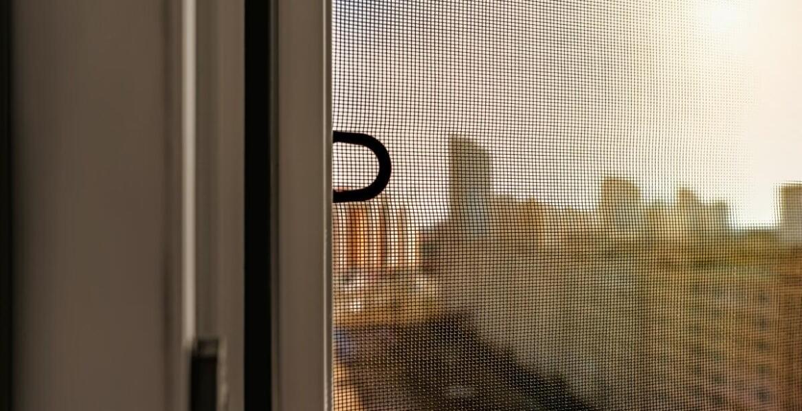 Jak moskitiera zwijana wpływa na komfort użytkowania w nowoczesnym domu?