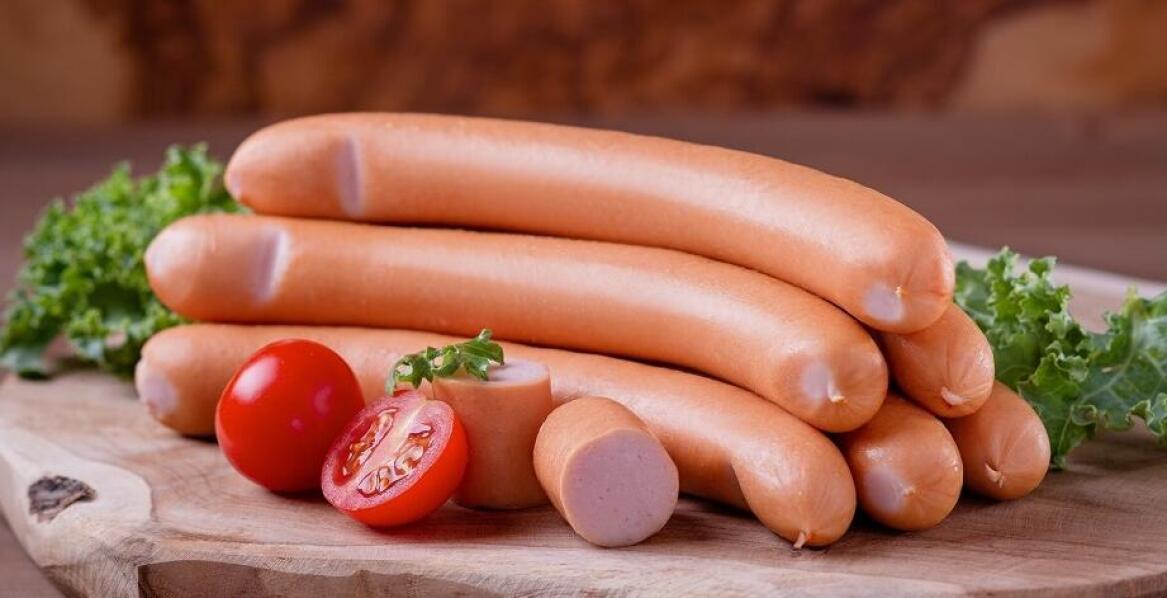 Jak przechowywać kiełbasę parówkową, by zachować jej świeżość?