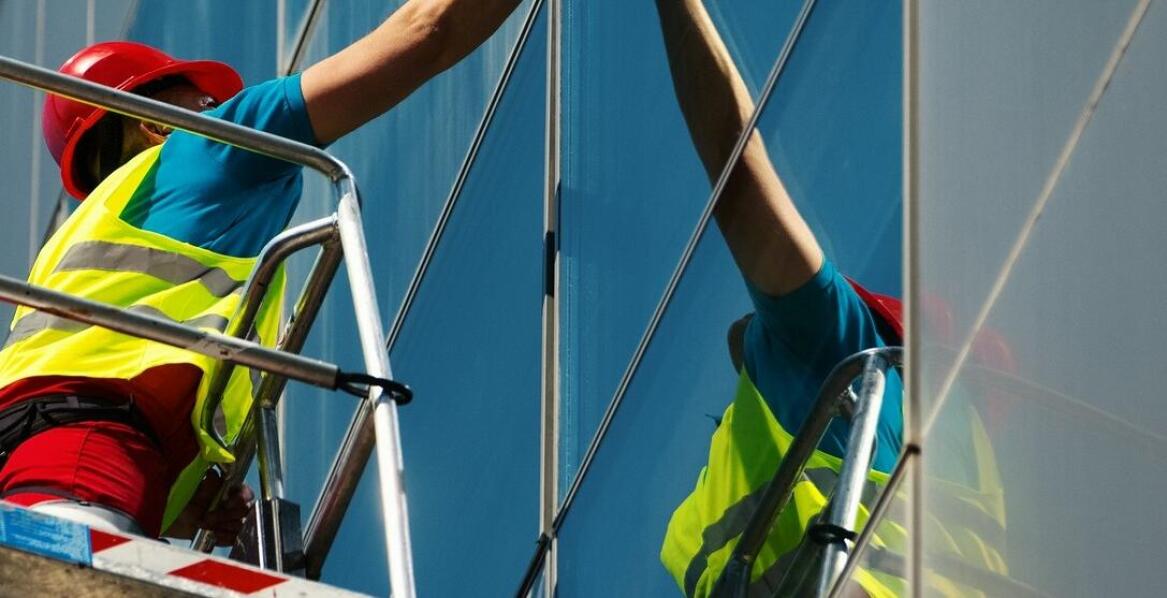 Mycie okien w lokalach użytkowych – dlaczego warto zlecić to specjalistom?