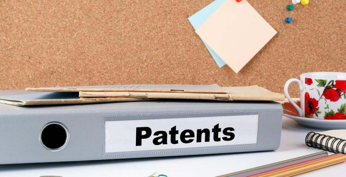 Jakie usługi oferuje rzecznik patentowy w zakresie strategii licencyjnej?