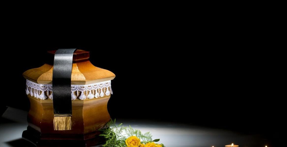 Różnorodność ceremonii pogrzebowych: tradycyjne, świeckie i z kremacją