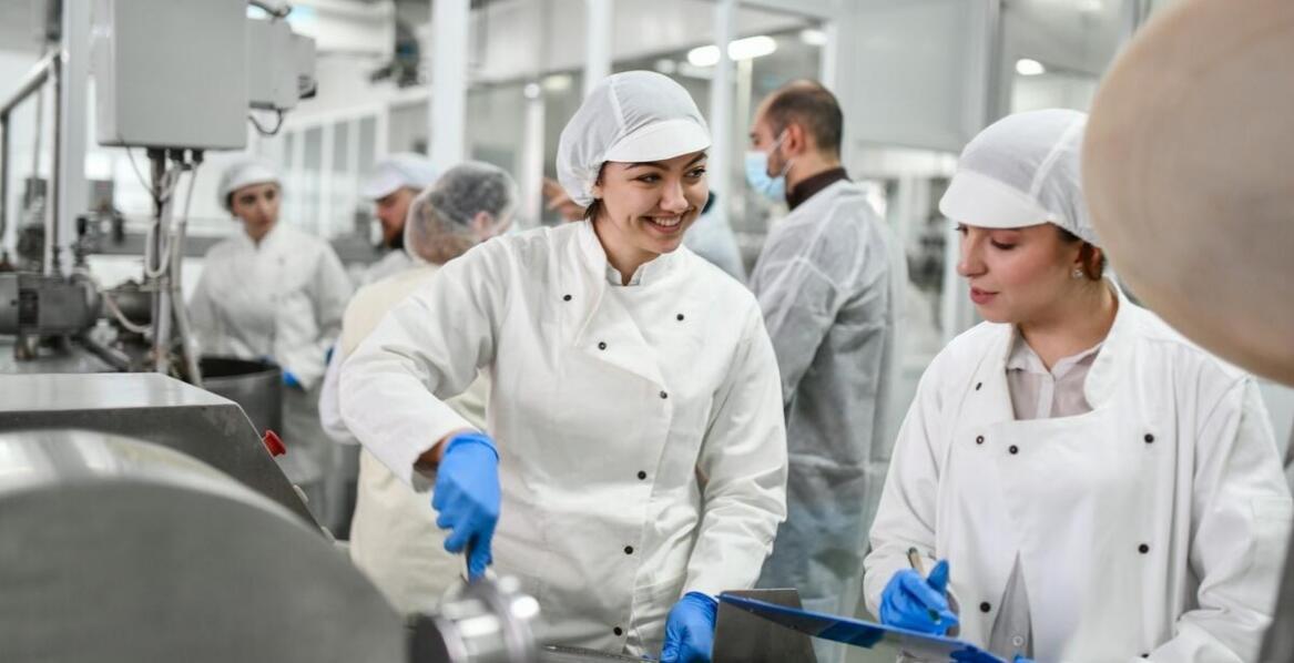 Wpływ szkoleń z produkcji lodów na satysfakcję klientów