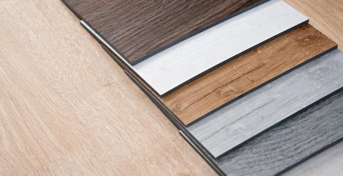 Podłoga winylowa drewniana w przestrzeniach komercyjnych – zalety i zastosowanie