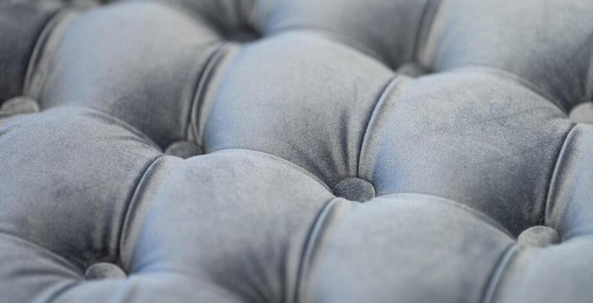 Jak pufa glamour pikowana może wpłynąć na estetykę salonu?