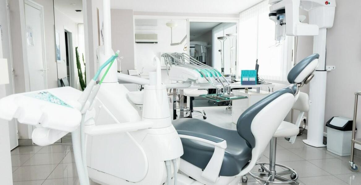 Jakie są wyzwania związane z prawidłowym zastosowaniem koferdamu?