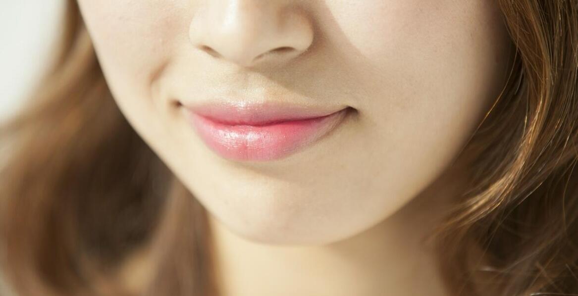 Jak powiększanie ust kwasem hialuronowym wpływa na wygląd i samoocenę?