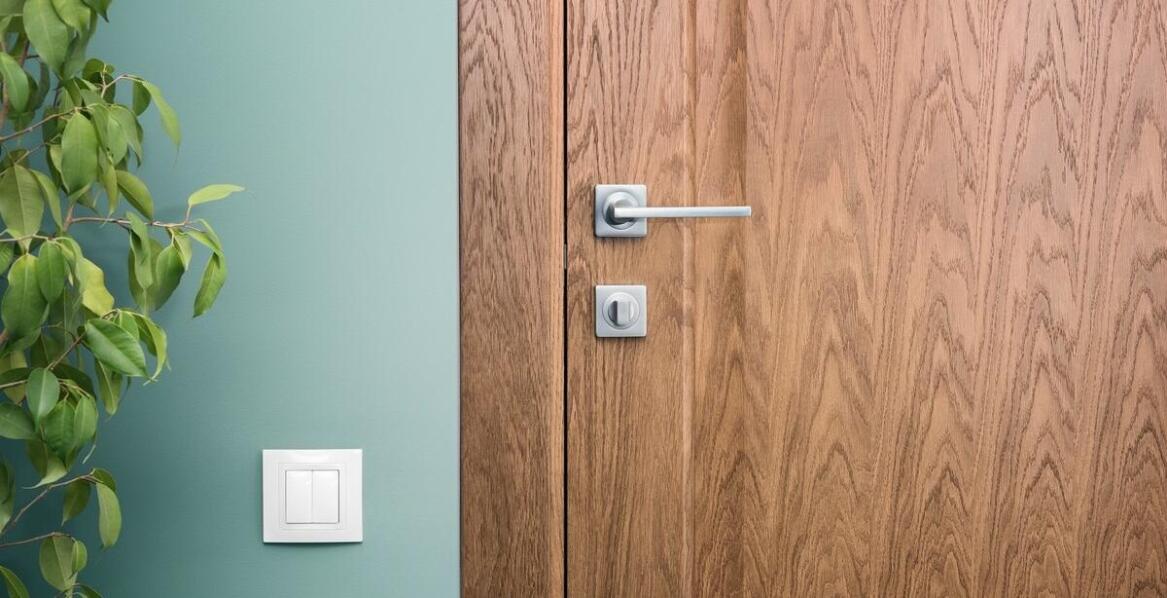 Jakie są zalety drzwi wewnętrznych z możliwością regulacji światła?