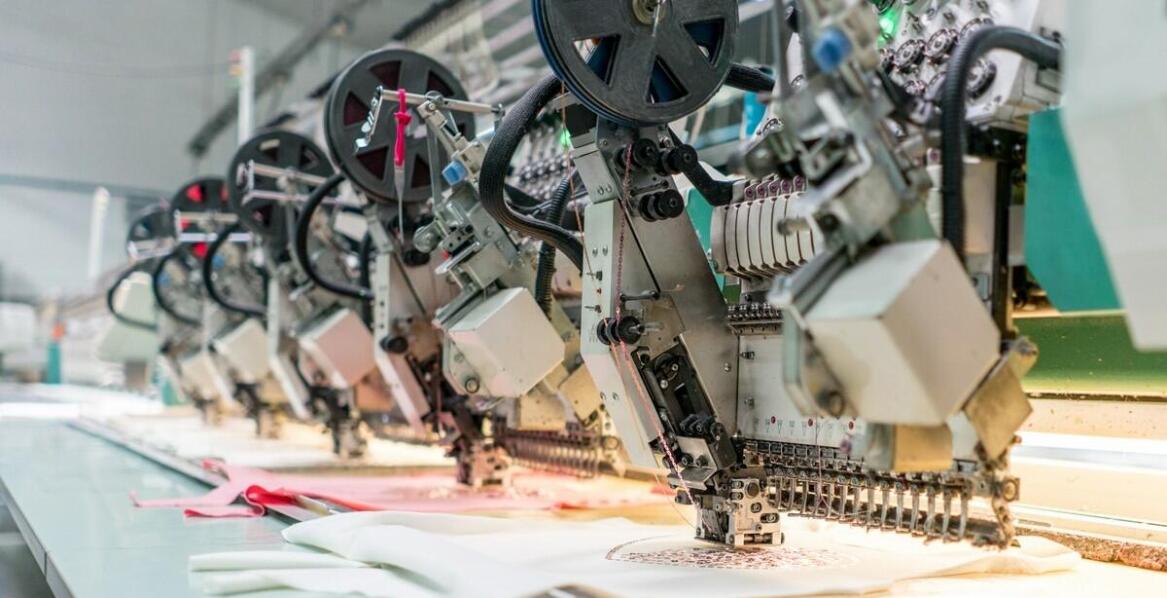 Haft komputerowy od 1 sztuki – jak personalizować odzież na małą skalę?