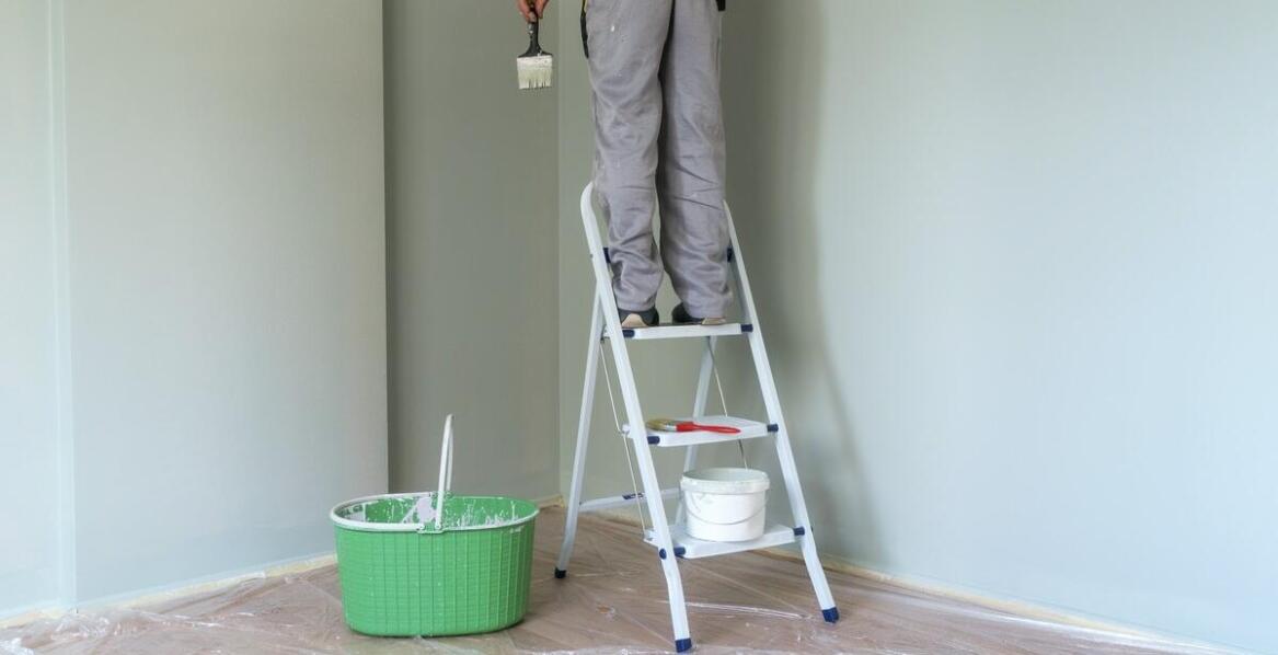 Proces malowania ścian krok po kroku – jak to robią profesjonaliści?