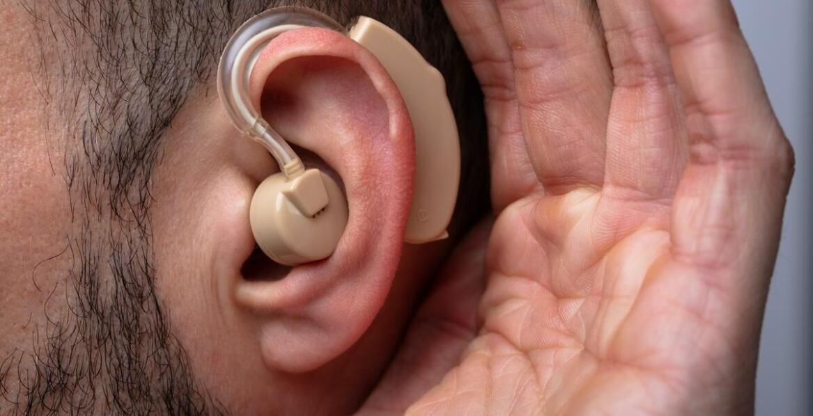 Jakie są najczęstsze problemy z aparatami słuchowymi z ładowarką i jak je rozwiązać?