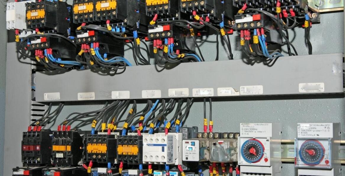 Przekaźnik czasowy jako kluczowy element w systemach zarządzania budynkami