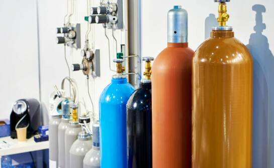 Napełnianie butli CO2 – co warto wiedzieć o ofercie dla przemysłu