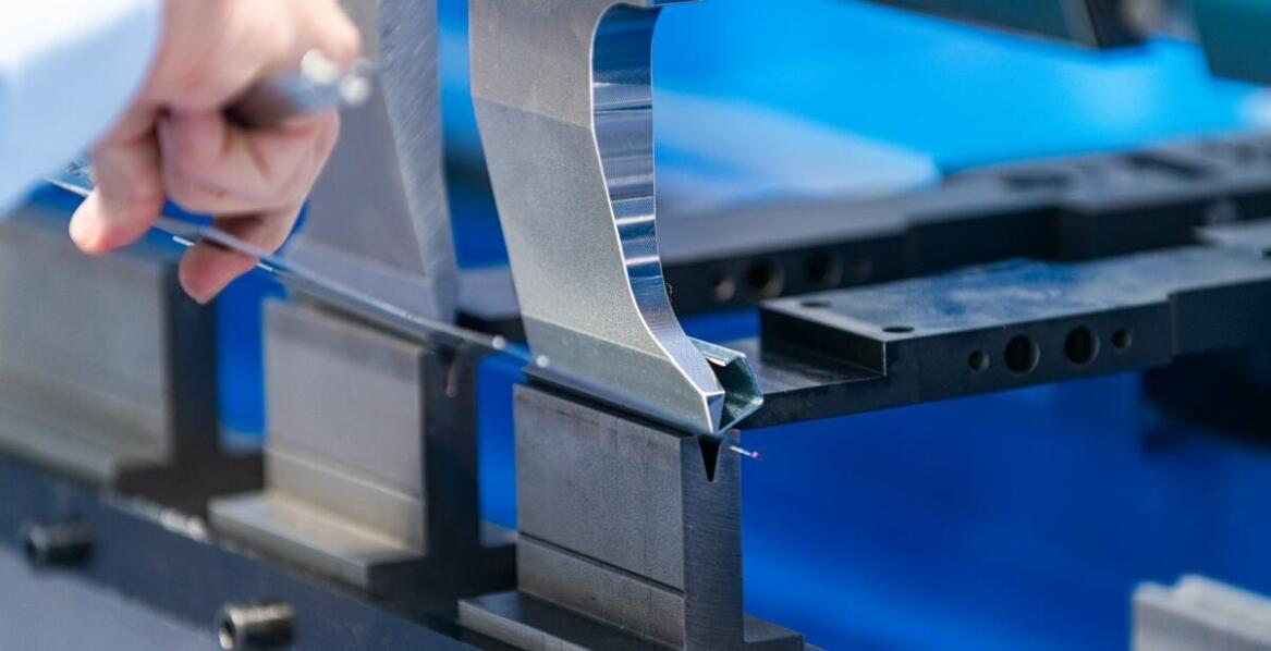 Gięcie blach – jak zapewnić trwałość i wytrzymałość elementów?