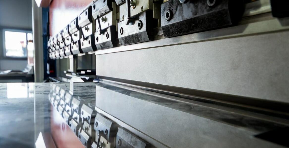 Zastosowanie zwijarki do blachy w produkcji kanałów wentylacyjnych