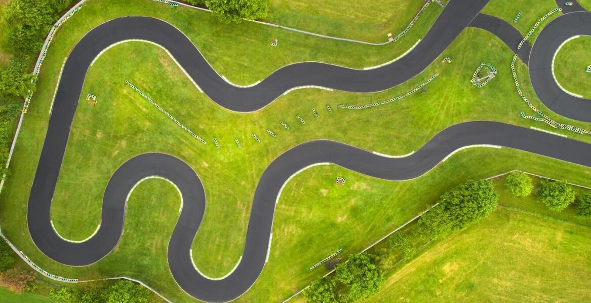 Porównanie cen jazdy gokartami na różnych torach kartingowych we Wrocławiu