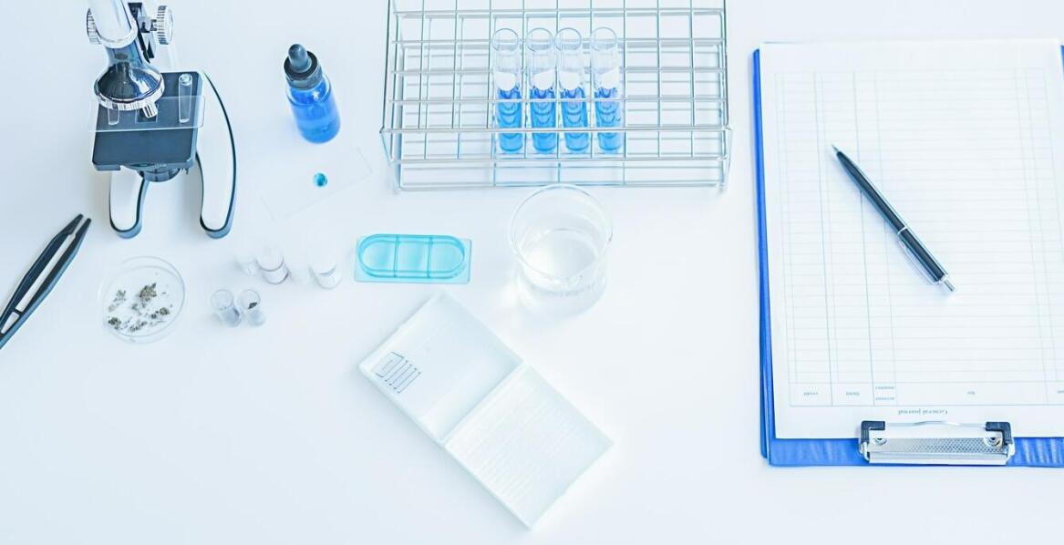 Specjalistyczne odczynniki chemiczne: jak hurtownia odpowiada na potrzeby rynku?