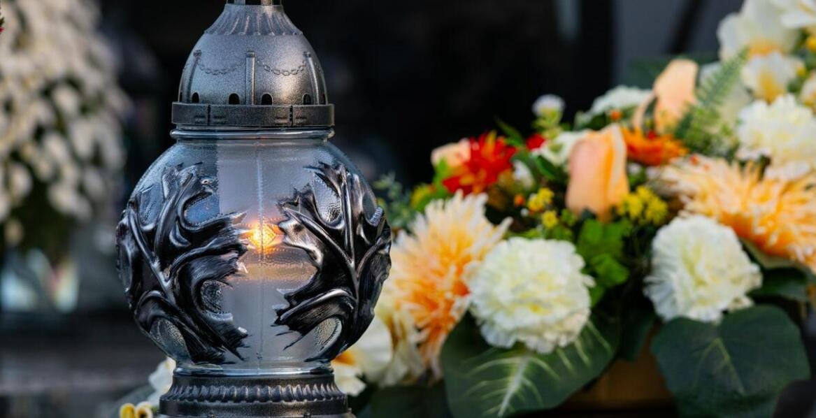 Jakie są różnice między pochówkiem a kremacją w kontekście usług pogrzebowych?