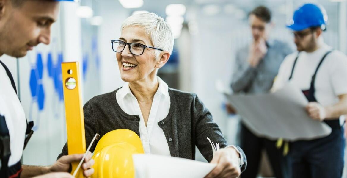 Jak kierownik budowy wpływa na zgodność z normami technicznymi?