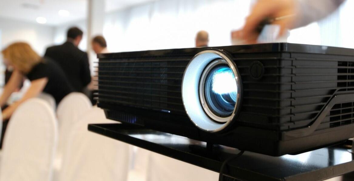 Jakie są najnowsze trendy w sprzedaży projektorów dla biur?