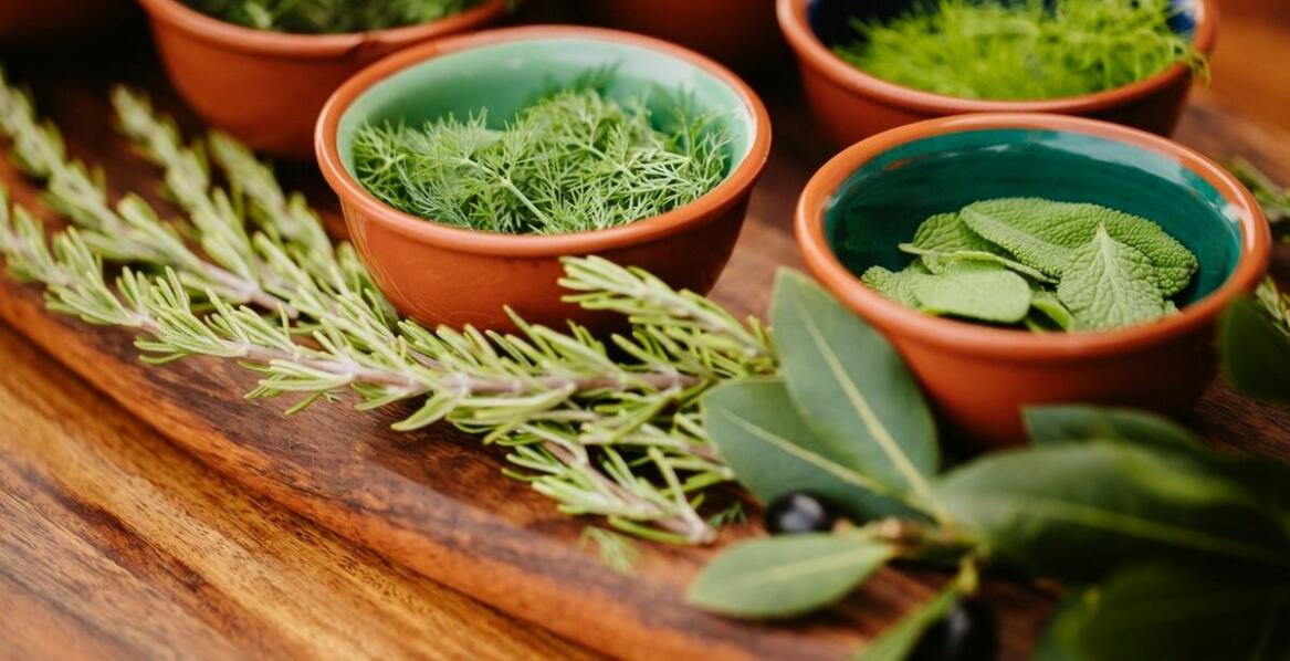 Manufaktura w Bolesławcu: Unikalność wzorów dzięki technice stempelkowej