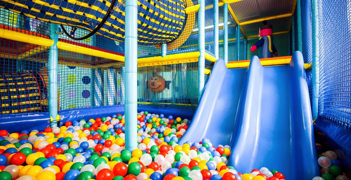 Projektowanie sal zabaw: jak zapewnić interaktywność przestrzeni?