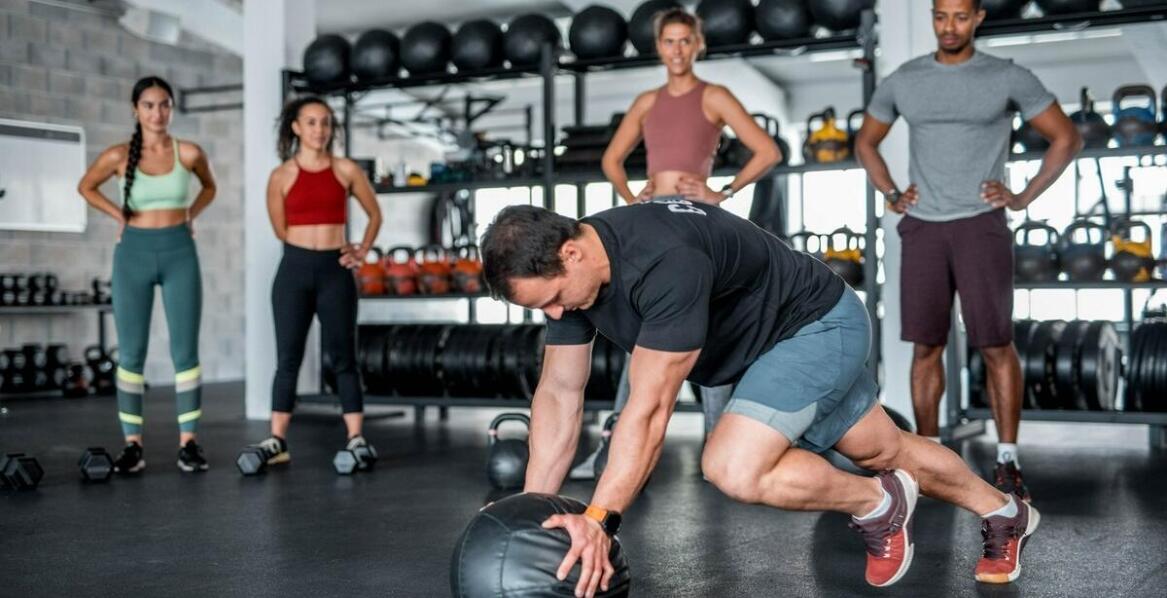 Vorteile des Besuchs eines Fitnessstudios im Kontext der Erreichung gesundheitlicher Ziele