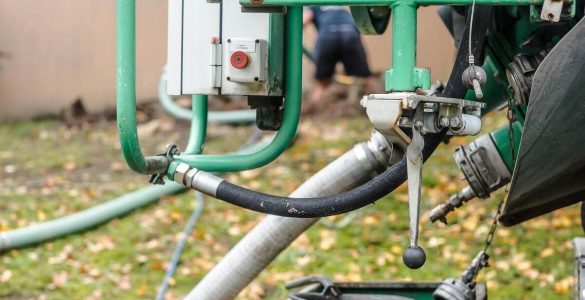 Jakie są korzyści z wycinania korzeni z rur dla właścicieli domów?