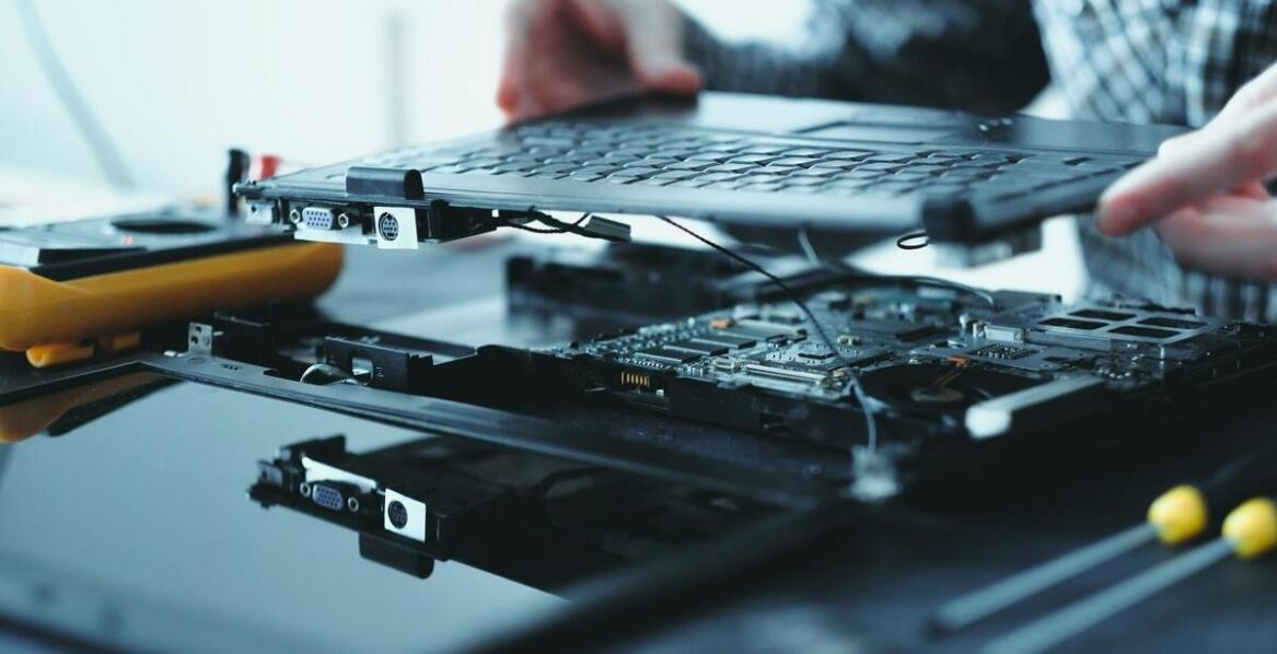 Jak serwis komputerowy zapewnia szybkość realizacji zleceń na składanie komputerów?