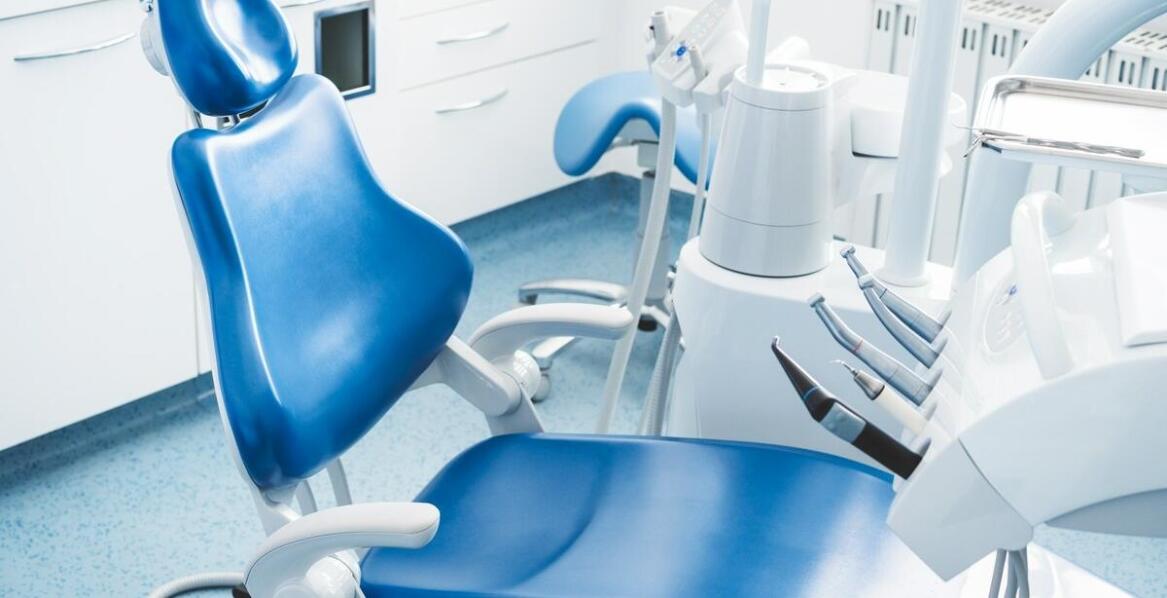 Jakie fartuchy ochronne najlepiej sprawdzają się w pracy stomatologa?