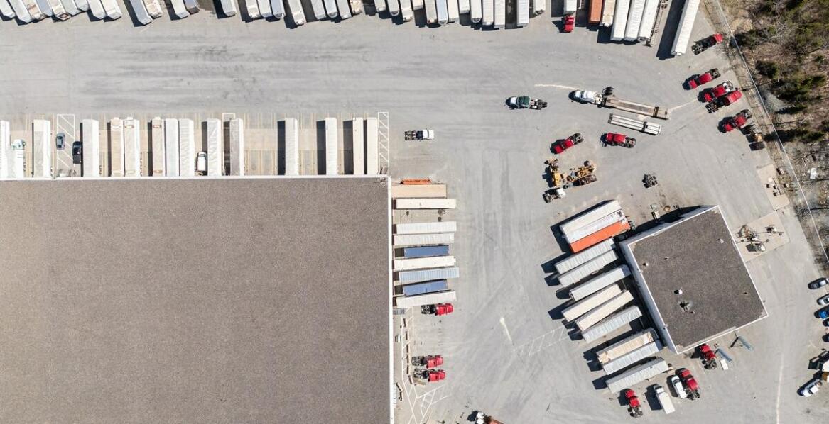 Jak przyczepa specjalistyczna wspiera logistykę firm gastronomicznych?