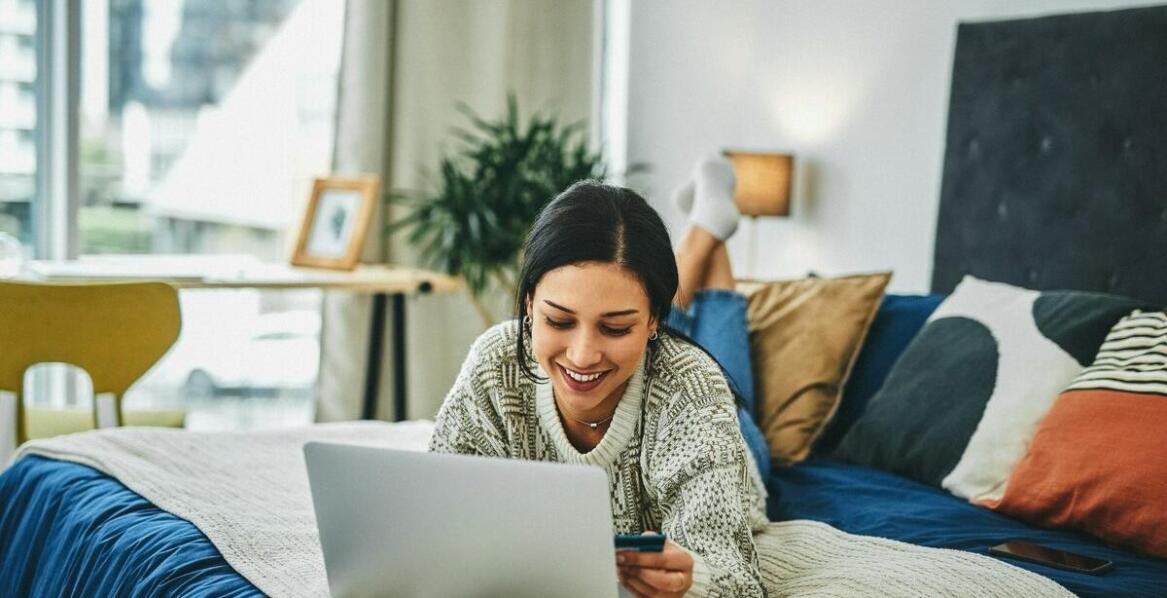 Dlaczego warto kupować spodnie online? Przewaga sklepu internetowego nad tradycyjnym