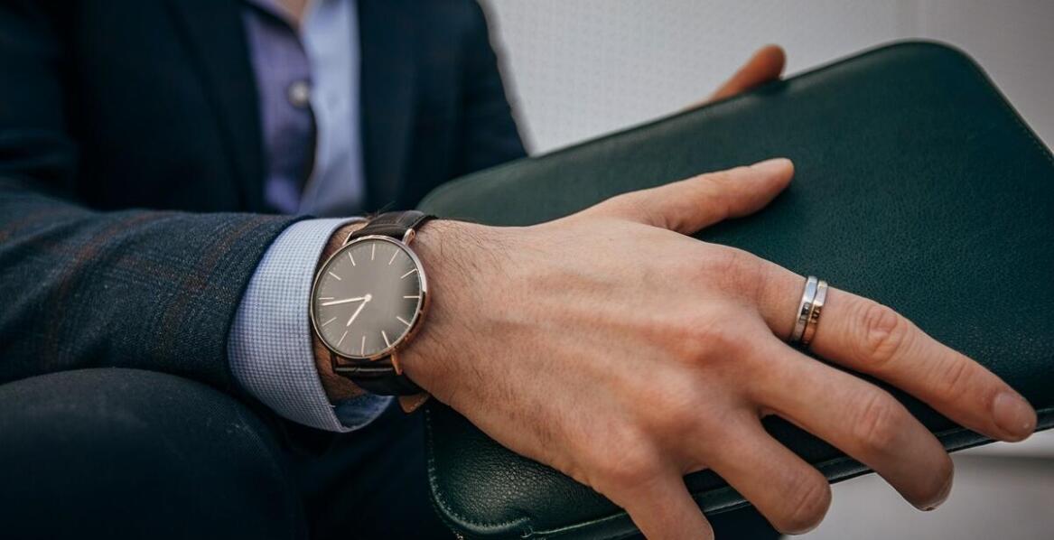 Elegancja i technologia: Zegarki dla mężczyzn ceniących styl