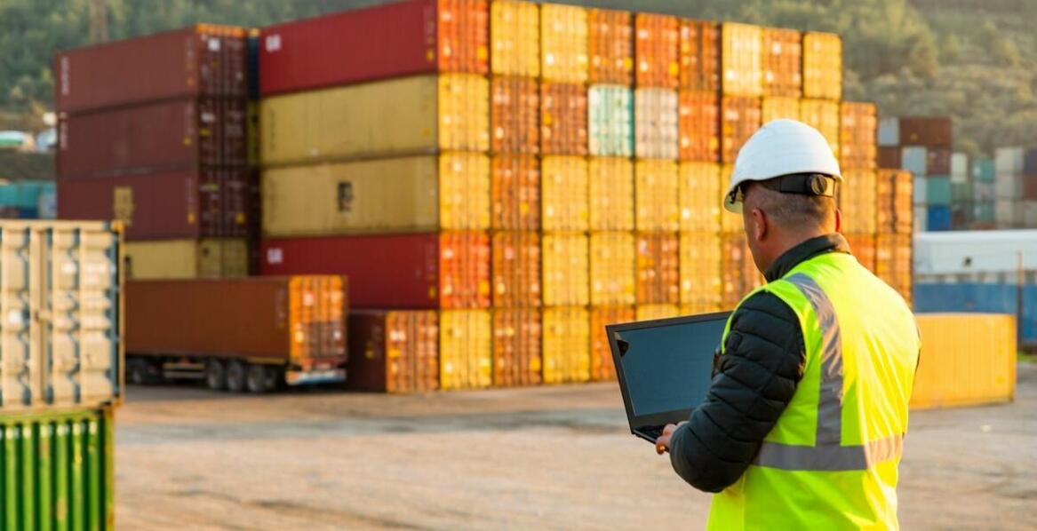 Jakie są kluczowe aspekty zarządzania masą ładunków w transporcie ciężarowym?