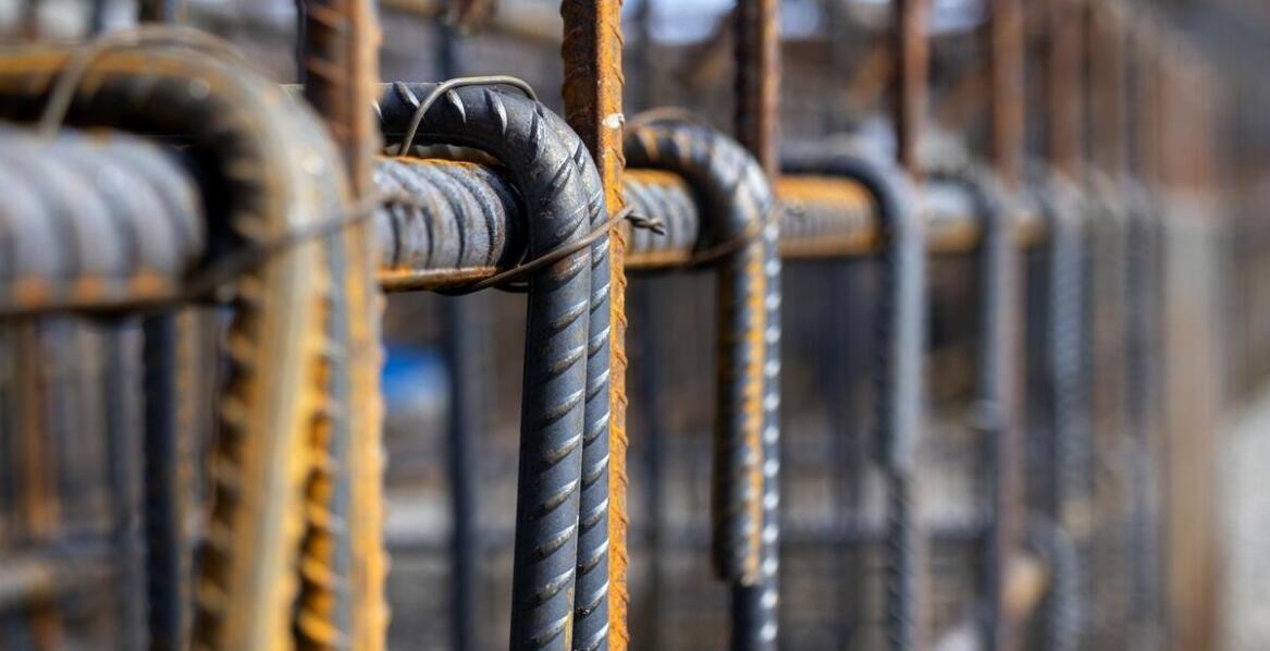 Kluczowe zastosowania kątowników stalowych w budownictwie