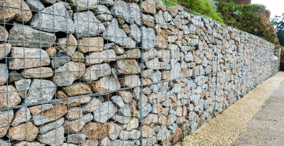 Właściwości kamienia murowego 20x20x40 w kontekście budowy murów oporowych
