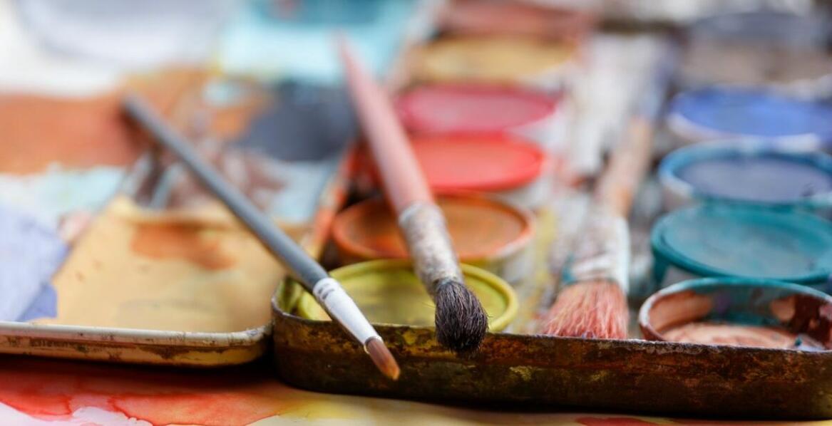 Jakie narzędzia malarskie najlepiej nadają się do aplikacji farb wodnych?