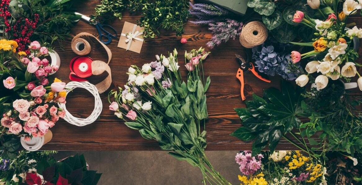 Tradycyjne i nowoczesne formy wieńców pogrzebowych w florystyce funeralnej