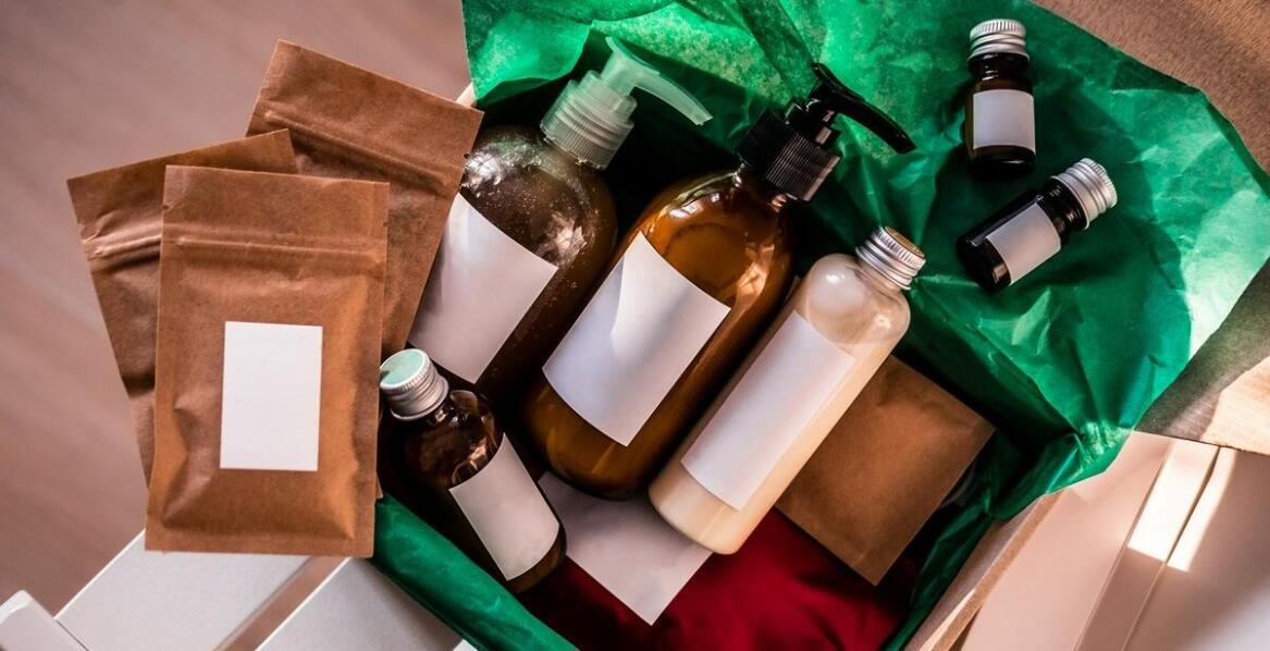 Jakie są kluczowe kryteria przy wyborze opakowań kartonowych dla kosmetyków?