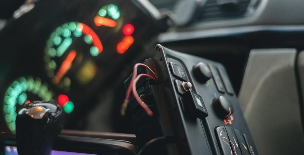 Różnorodność designów półek na radio - jak dopasować do wnętrza auta?