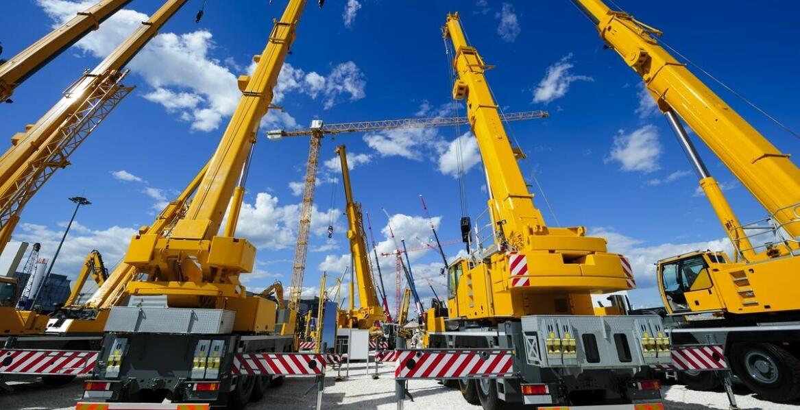Dlaczego warto postawić na wynajem dźwigu samojezdnego w realizacji projektów?