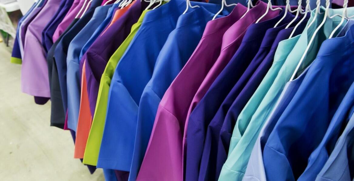 Jakie cechy powinny mieć bluzy polarowe, aby były odporne na trudne warunki atmosferyczne?