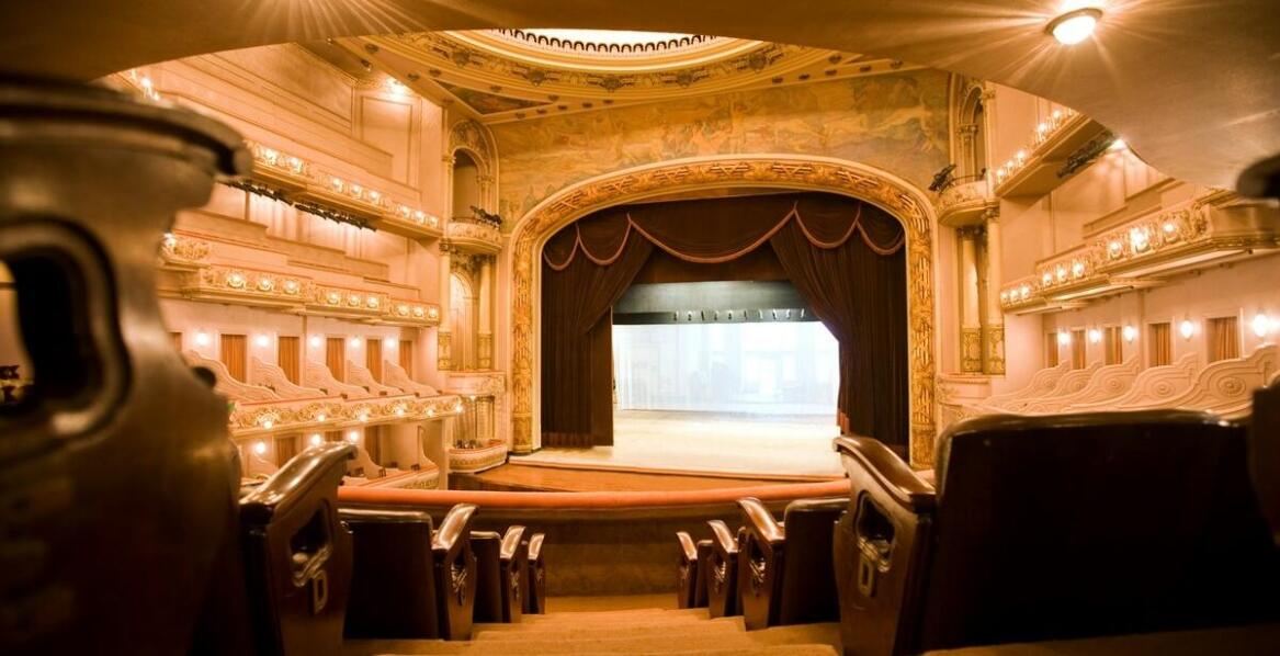Wie trägt die Theaterbühne zum Erfolg einer Aufführung bei?