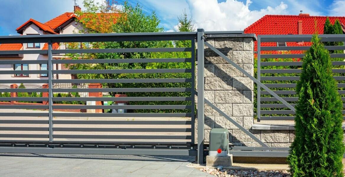 Zastosowanie napędów do bram przesuwnych w obiektach przemysłowych